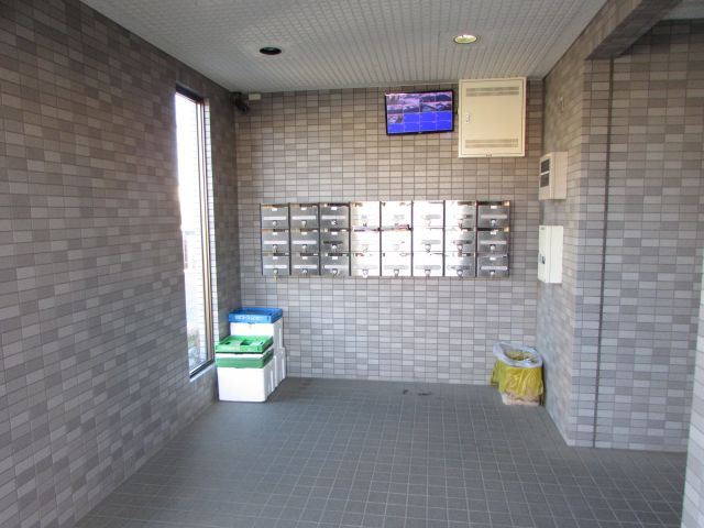 ハイツサンパークのエントランス|集合ポストも付いています