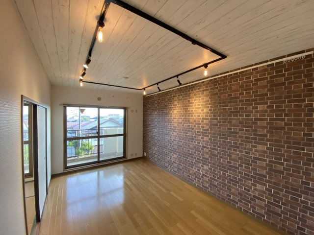 ハイツサンパークの居間・リビング|クロスや照明にこだわったリビング