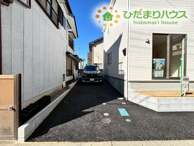 鴻巣市北新宿　第3　新築一戸建て　クレイドルガーデン　01の駐車場|建物横に確保されたカースペースは縦列で2台駐車可能です◎