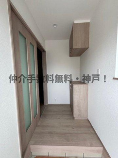 【玄関】 | 明石市大蔵谷奥　新築戸建　仲介手数料無料！ | 収納もある玄関です