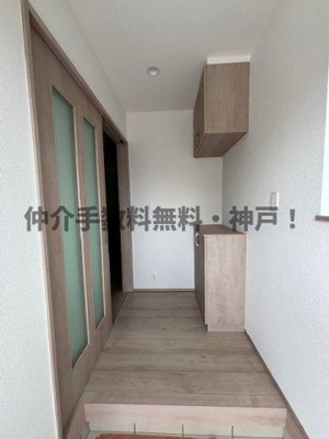 【玄関】 | 明石市大蔵谷奥　新築戸建　仲介手数料無料！ | 収納もある玄関です