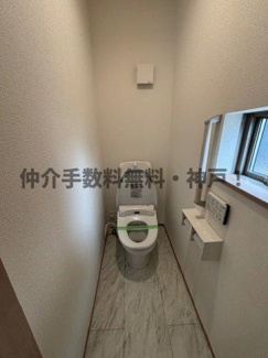 【トイレ】 | 明石市大蔵谷奥　新築戸建　仲介手数料無料！ | 落ち着いた色調のトイレです