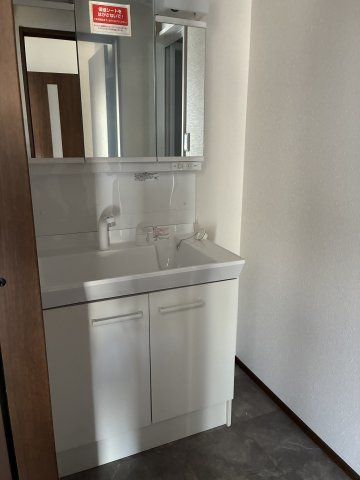 西岐波今村北中古住宅の独立洗面台|使いやすい独立洗面台です