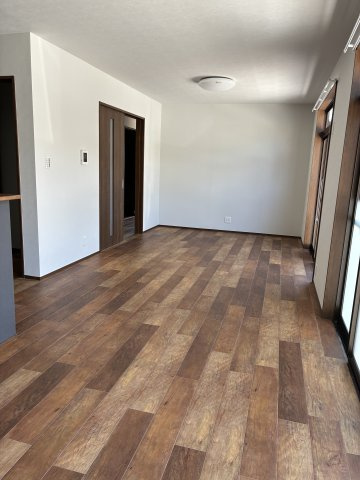 西岐波今村北中古住宅の居間・リビング|リビングも広くて使いやすいです