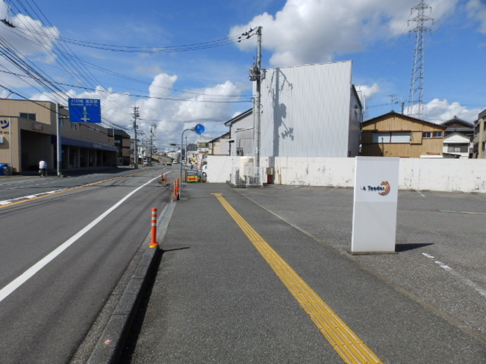 ラ・ティーダの周辺|前面道路＆敷地入口