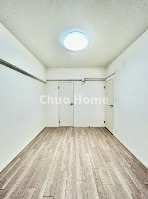 【寝室】 | 駒込八幡坂ガーデニア | 【寝室】心と体をゆったりと安らげる主寝室。寝室のゆとりが大きい分だけ、暮らしの安らぎは深まります。一日の疲れを癒すだけでなく、ご夫婦の親密な語らいを紡ぎ出します