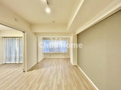 【居間・リビング】 | 駒込八幡坂ガーデニア | 【リビングダイニング】一日の中で多くの時間を過すことになるリビングダイニングだからこそ、いつも穏やかな空間であることが必然。爽やかな通風と採光を存分に感じる事が出来る空間です。