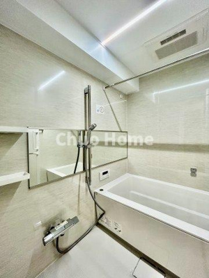 【浴室】 | 駒込八幡坂ガーデニア | 【バスルーム】暖房換気乾燥機付きシステムバスルーム。暖房・冷風・換気・乾燥など、毎日を快適に過ごせるうれしい機能が揃っています。雨の日の洗濯物も安心です。