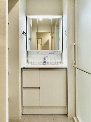 【独立洗面台】 | 駒込八幡坂ガーデニア | 【洗面化粧台】洗面化粧台には三面鏡を採用。身だしなみを整えやすい事はもちろんですが、鏡の後ろに収納スペースを設ける事により、散らかりやすい洗面スペースをすっきりさせる事が出来るのも嬉しいですね