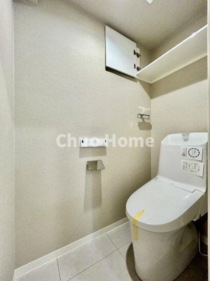 【トイレ】 | 駒込八幡坂ガーデニア | 【トイレ】 収納スペースをしっかりと確保した温水洗浄便座機能付きトイレ。温水洗浄便座は清潔にお使いいただくための大切なアイテムです。