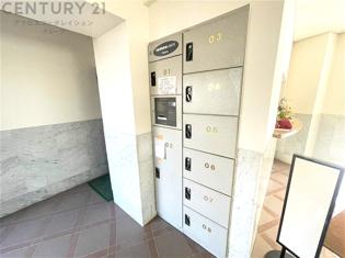 宅配ボックスは荷物の受け取りや配達が便利で安全です。不在時でも荷物が確保され、盗難や損傷のリスクが減少。受け取り時間の柔軟性が向上。外出先からでも荷物の受け取りや預けが可能となります。