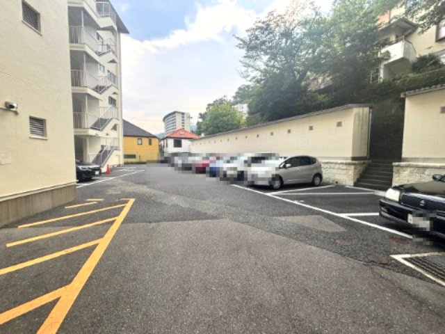 六甲篠原マンションの駐車場