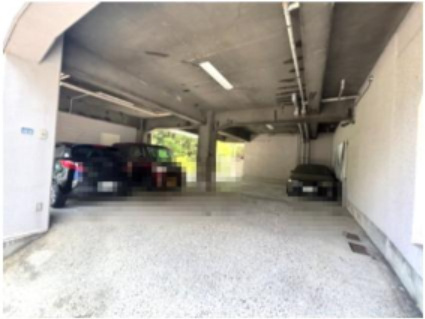 シャトー宮坂の駐車場