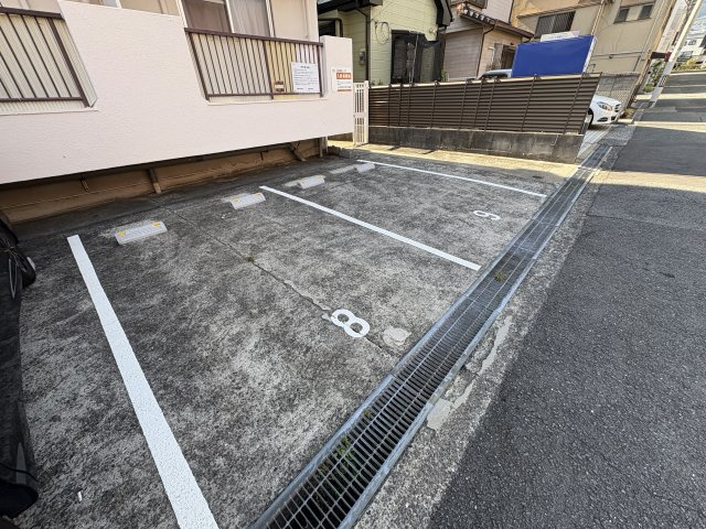 マンションエイトの駐車場