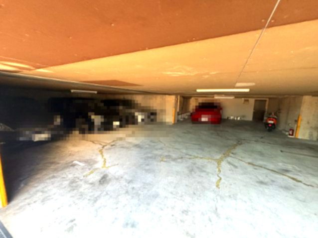 クレッシェンド岸地の駐車場