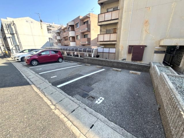 マツヤパークマンションの駐車場