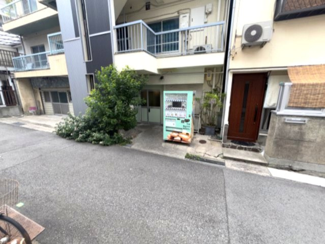 下河原アパートの駐車場