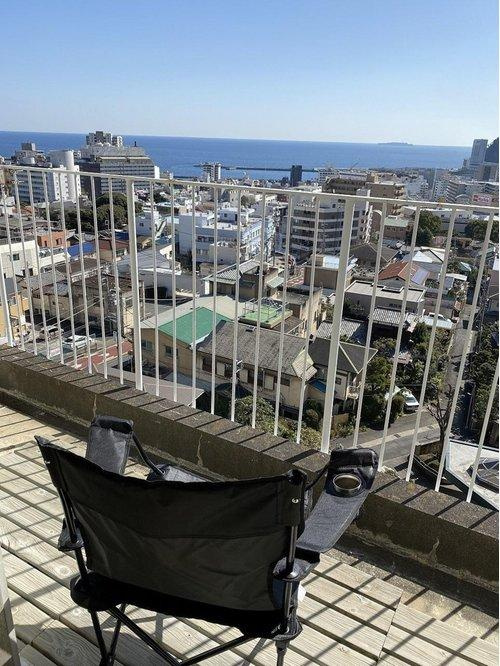 熱海来の宮マンションのバルコニー