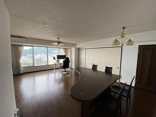 熱海来の宮マンションの居間・リビング