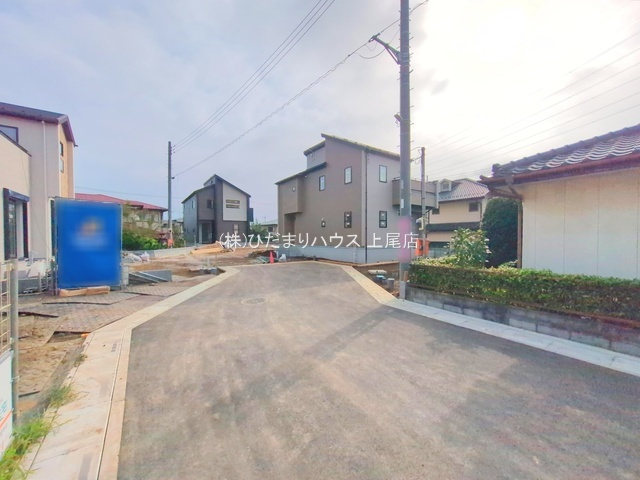 北本市二ツ家2丁目3期　新築戸建　ブルーミング04の前面道路含む現地写真
