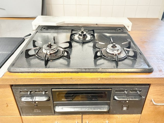 枚方市東香里元町　中古一戸建てのキッチン|3口コンロです