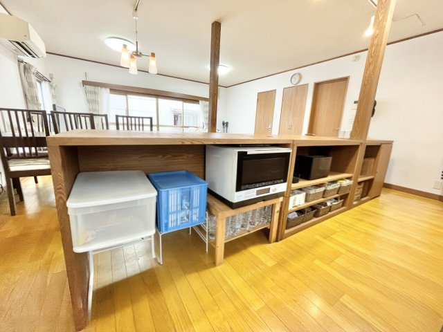 枚方市東香里元町　中古一戸建ての収納|キッチンカウンターの下部は両面収納！キッチンもリビングもスッキリ！