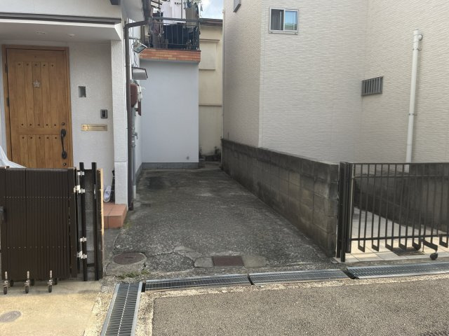 枚方市東香里元町　中古一戸建ての駐車場|ボクシーも駐車可能！
幅約2.49ｍ、奥行約6.7ｍ