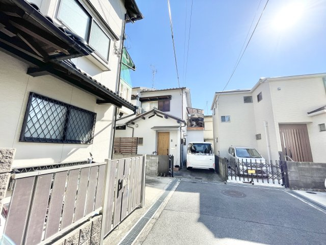 枚方市東香里元町　中古一戸建ての前面道路含む現地写真
