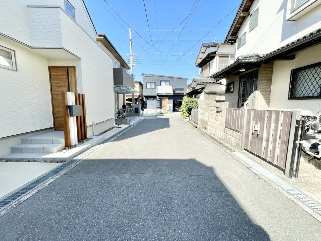 枚方市東香里元町　中古一戸建ての前面道路含む現地写真