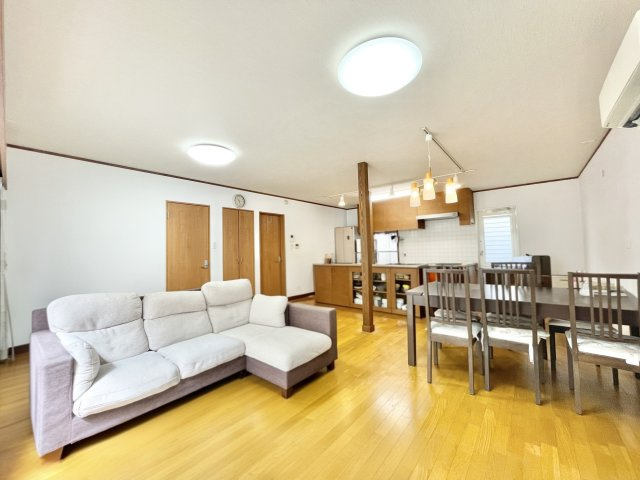 枚方市東香里元町　中古一戸建ての居間・リビング|ゆったり過ごせるリビングです