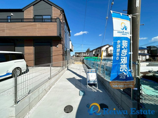 新築戸建　藤沢市本藤沢2丁目の駐車場|お子様の自転車やバイクの置場を確保できるゆとりの駐車スペース♪