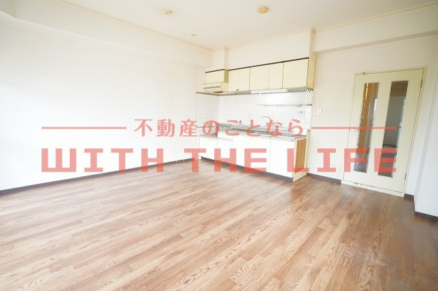 ラ・ディジェム旭【10,000円キャッシュバック対象物件】の居間・リビング|ゆったりとした玄関です