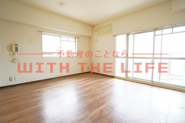 ラ・ディジェム旭【10,000円キャッシュバック対象物件】の居間・リビング|落ち着いた雰囲気の和室付きです