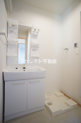 【洗面所】 | ティファーレ　Ⅱ | 【ティファーレ　Ⅱ】明るい洗面所です