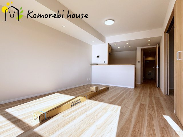 ワコーレロイヤルガーデン北本F棟の居間・リビング|お料理している姿が見えるリビングです