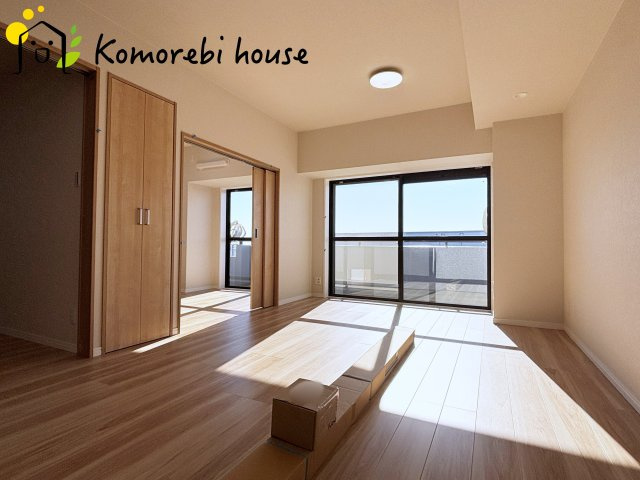 ワコーレロイヤルガーデン北本F棟の居間・リビング|15.4帖のLDKは南西側に窓があるので明るい光が差し込みます