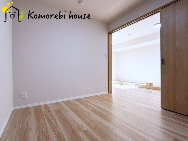 ワコーレロイヤルガーデン北本F棟の子供部屋|5.0帖の引き戸の洋室です