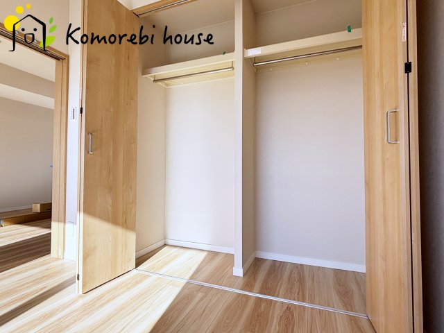 ワコーレロイヤルガーデン北本F棟の洋室|大きなクローゼットがあり暖かい陽が差し込むので寝室や子供部屋にしてもいいかもしれません