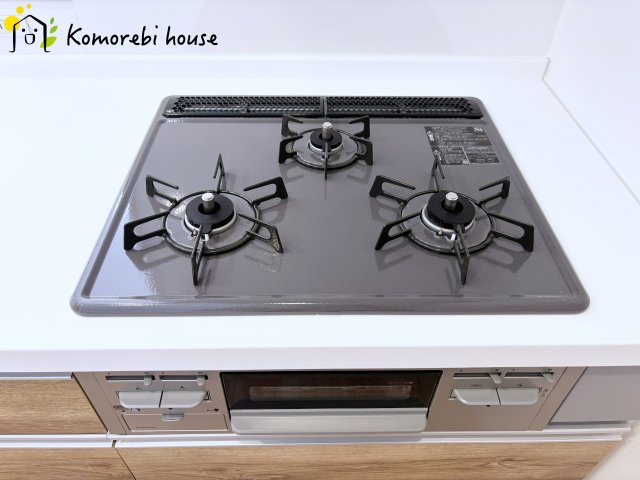 ワコーレロイヤルガーデン北本F棟のキッチン|3口コンロです