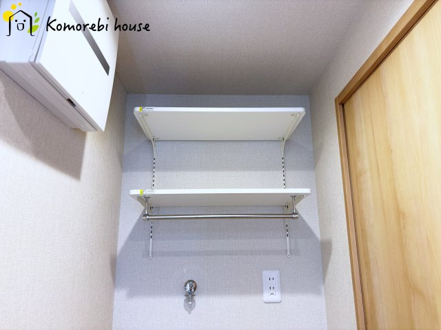 ワコーレロイヤルガーデン北本F棟の収納|洗濯機置き場の上の棚です