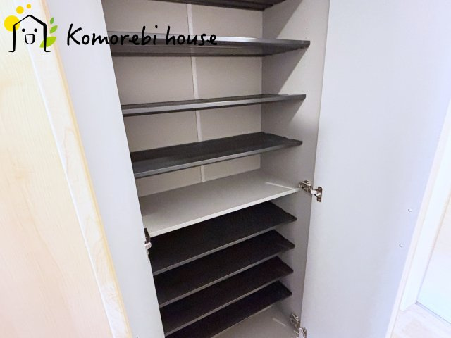 ワコーレロイヤルガーデン北本F棟の収納|シューズボックスの中です