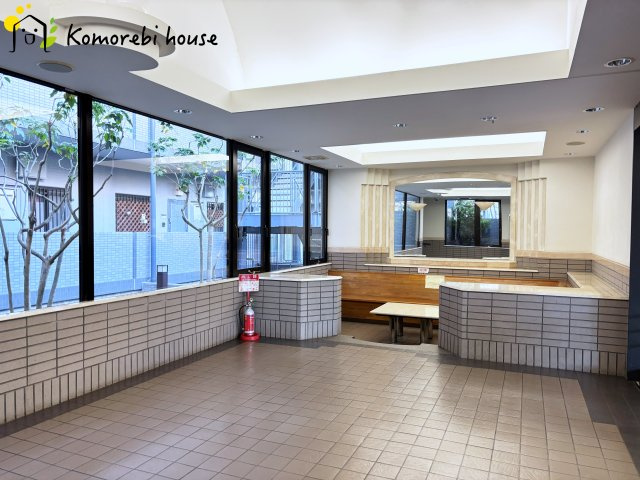 ワコーレロイヤルガーデン北本F棟のロビー|ロビーには憩いの場になるイスとテーブルがあります