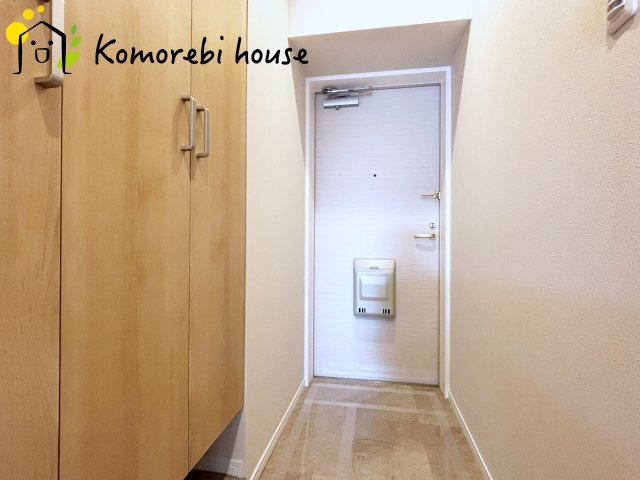 ワコーレロイヤルガーデン北本F棟の玄関|室内側からみた玄関です