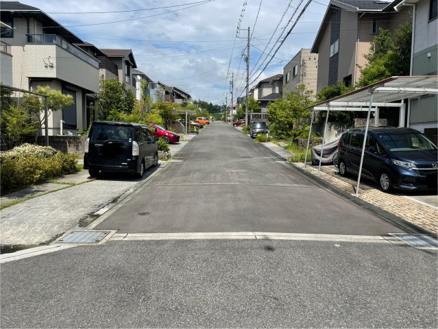 常滑市北汐見坂2丁目　中古戸建の前面道路含む現地写真