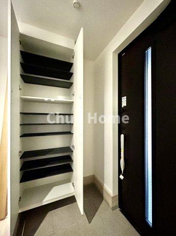 江戸川区鹿骨1丁目新築分譲住宅の玄関|【玄関】玄関には大型のシューズクローゼットを設置しておりますのでいつでもスッキリりとした空間を保てます。玄関周りを清潔に使うのはとても大事なことですよね。