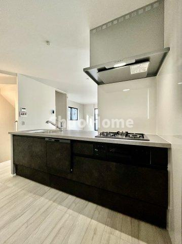 江戸川区鹿骨1丁目新築分譲住宅のキッチン|ワイドで収納豊富なシステムキッチン