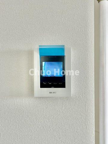 江戸川区鹿骨1丁目新築分譲住宅のセキュリティ|【モニターホン】誰が来たかすぐにわかるカラーモニター付きインターホン。通話ボタンを押すまでは室内の音は漏れていませんので相手を確かめてから応対できます。