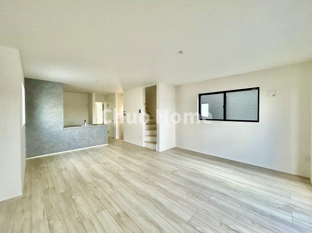 江戸川区鹿骨1丁目新築分譲住宅のキッチン|視界に広がりを生むオープンなキッチン。料理や片付けをしながら、家族との会話を楽しんだり、リビングで遊ぶ子どもを見守れます。ご見学時には家具の配置などもイメージしながらぜひご覧になって見て下さい。