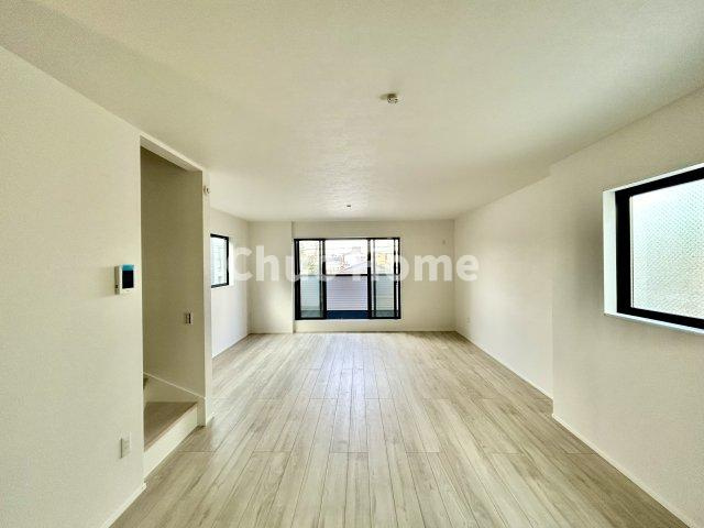 江戸川区鹿骨1丁目新築分譲住宅の居間・リビング|【リビングダイニング】一日の中で多くの時間を過すことになるリビングダイニングだからこそ、いつも穏やかな空間であることが必然。爽やかな通風と採光を存分に感じる事が出来る空間です。