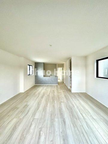 江戸川区鹿骨1丁目新築分譲住宅のダイニング|【ダイニング】忙しい朝でも、しっかり家族が揃って食事をして頂けるゆとりある大きさのダイニングスペース。奥様が作る手料理をカウンター越しに受けとって頂き、テーブルで囲む素敵な時間を存分に愉しんで下さい。